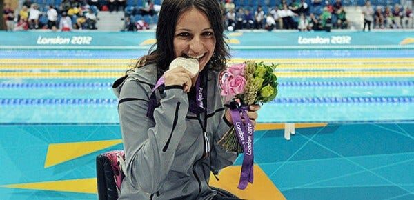 Paralympic gold medalist Victoria Arlen tells Leslie the heartbreaking stor...